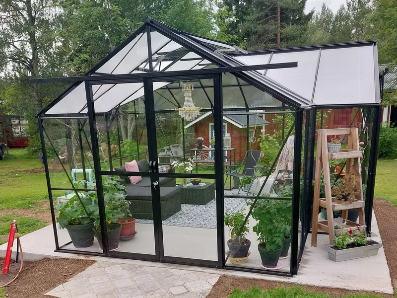 Växthuset Orangery som är T-format, elegant svartlackerad aluminiumram, 10mm kanalplast på taket och 4mm säkerhetsglas i väggarna